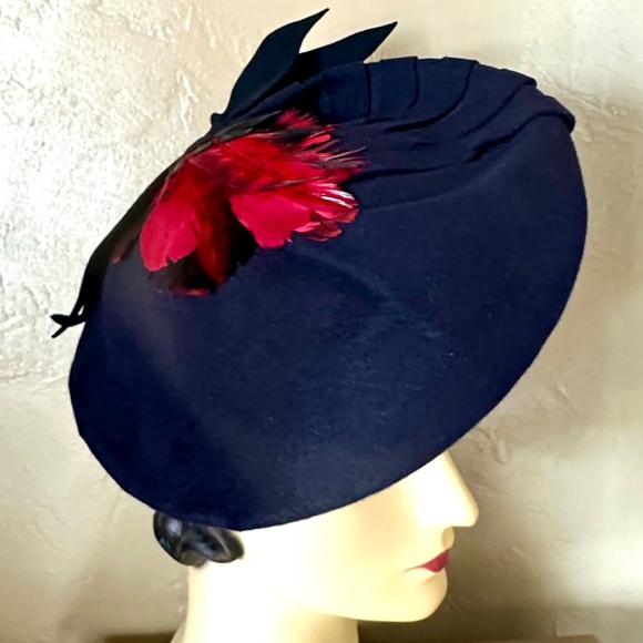 STRIKING 1940s\' NAVY FELT BERET WITH INTRICATE STRIPS + RED/BLACK FEATHERS & BOW main image 7